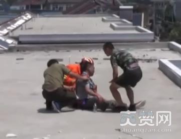 男子,跳楼,中暑,爽赞网
