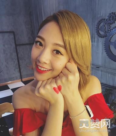 吴映洁,搞怪,吊带裤,爽赞网