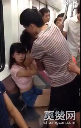 女子地铁撕衣大战，女子为何要在地铁撕衣？