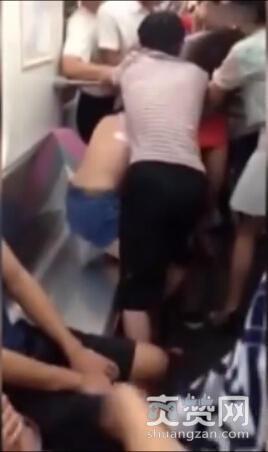 女子地铁撕衣大战，女子为何要在地铁撕衣？