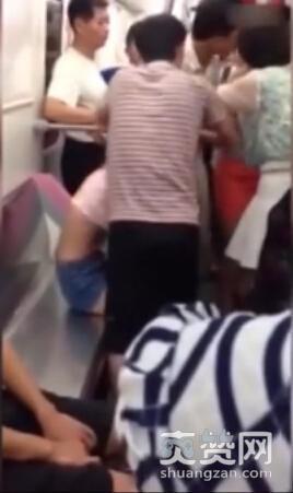 女子地铁撕衣大战，女子为何要在地铁撕衣？
