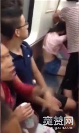 女子地铁撕衣大战，女子为何要在地铁撕衣？