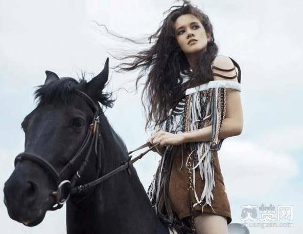 《战狼2》选角风波多，吴京坦言王思聪没空，徐嘉雯加价，这才成就了张翰和卢靖姗