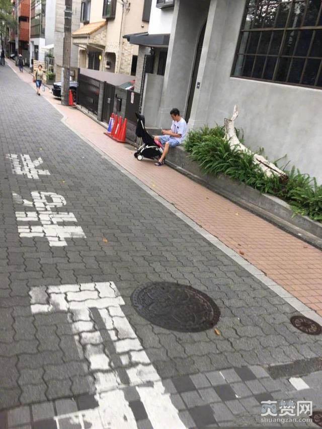 陈冠希穿睡衣拖鞋溜娃，当年的痞子帅哥现在成了暖男爸爸