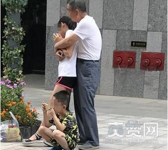 少女遭爷爷熊抱,猥亵,爽赞网