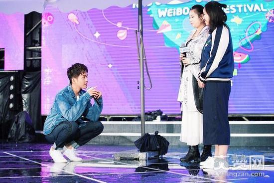 张若昀与粉丝飙戏 粉丝为偶像领养白鹭