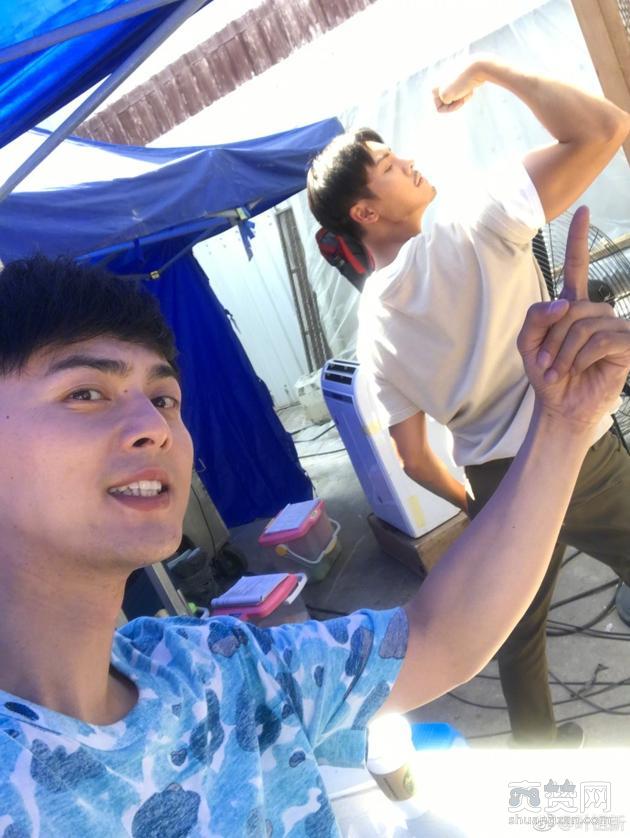 陈伟霆大秀肌肉照 叶祖新在一旁吆喝