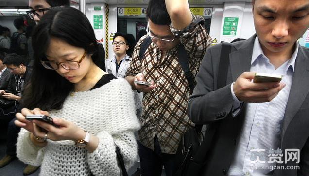 小伙通宵玩手机后瘫痪,低头族,手机,爽赞网