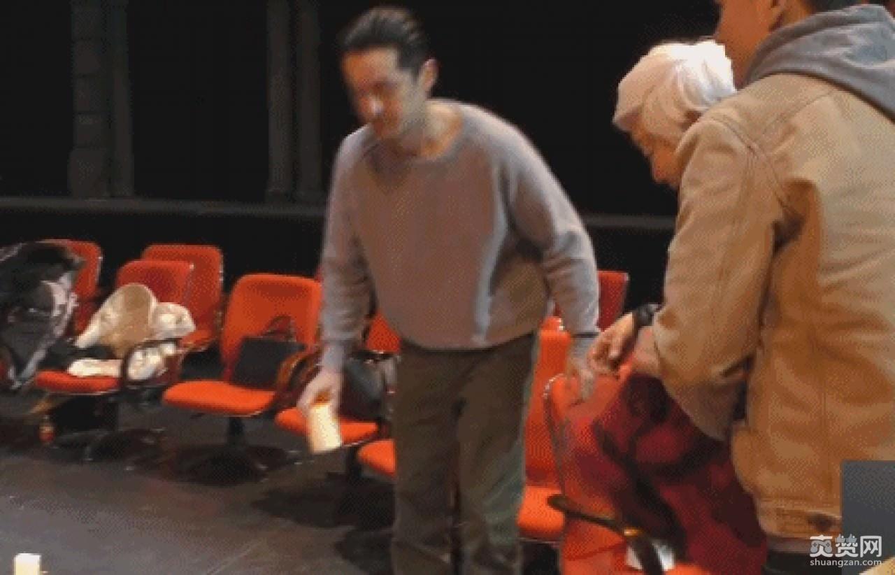 胡歌,签名,跪地,暖男,爽赞网