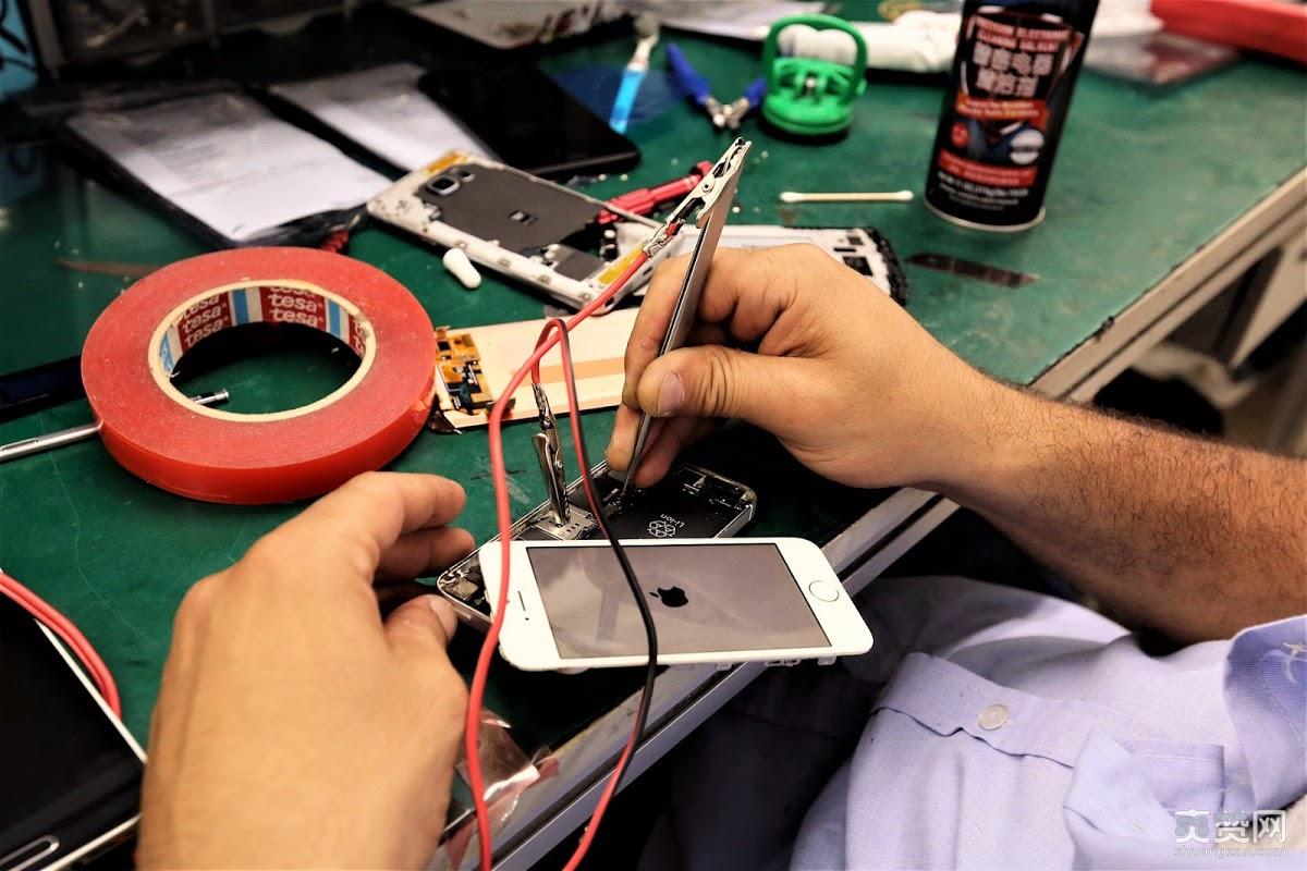 图为给苹果手机换电池